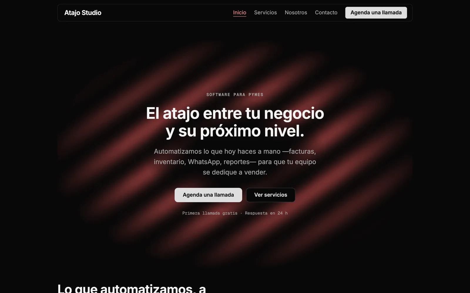 Inicio de Atajo Studio: hero casi negro con haces de luz coral alrededor del titular.