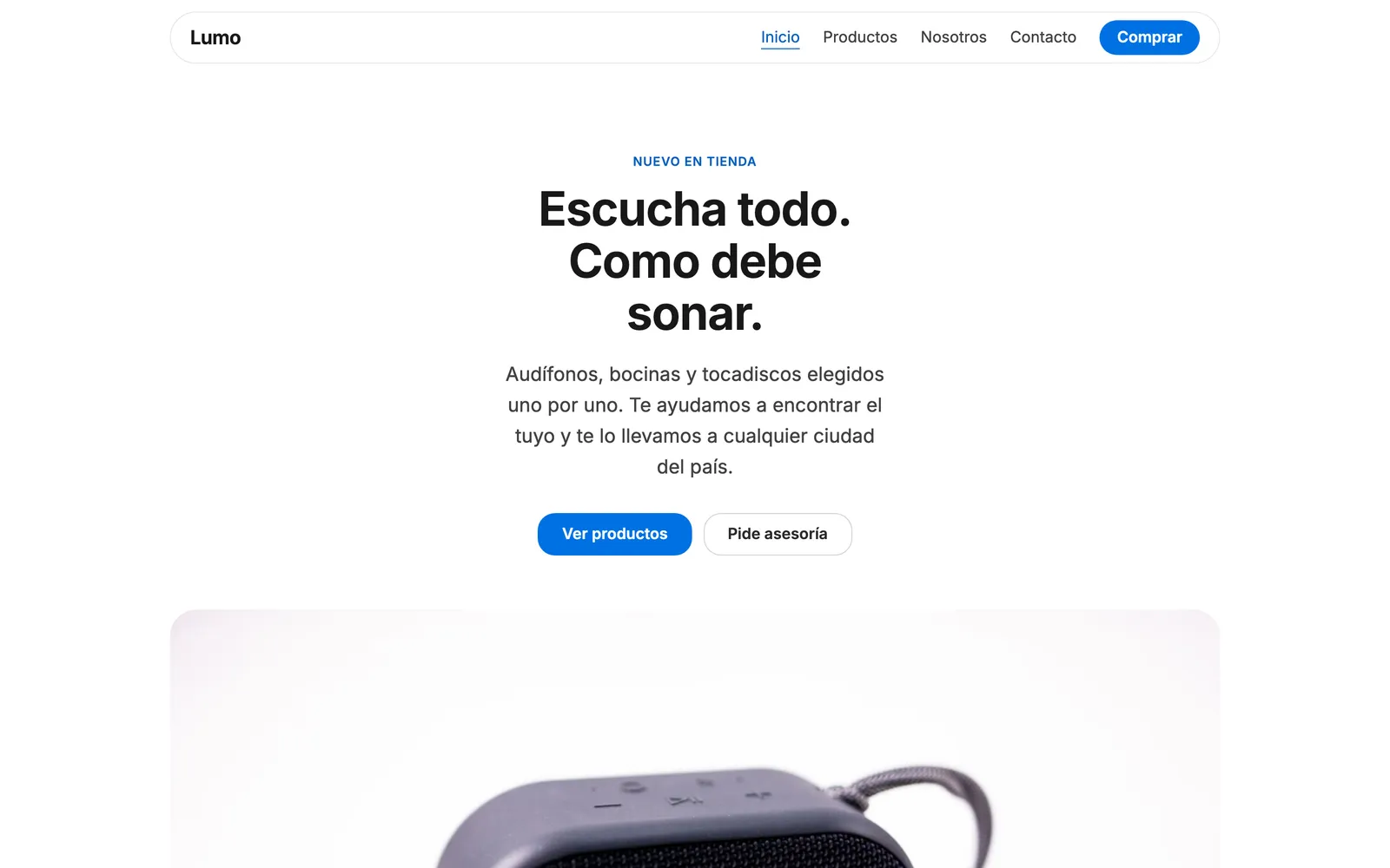 Inicio de Lumo: titular centrado sobre fondo blanco y la foto grande de unos audífonos.