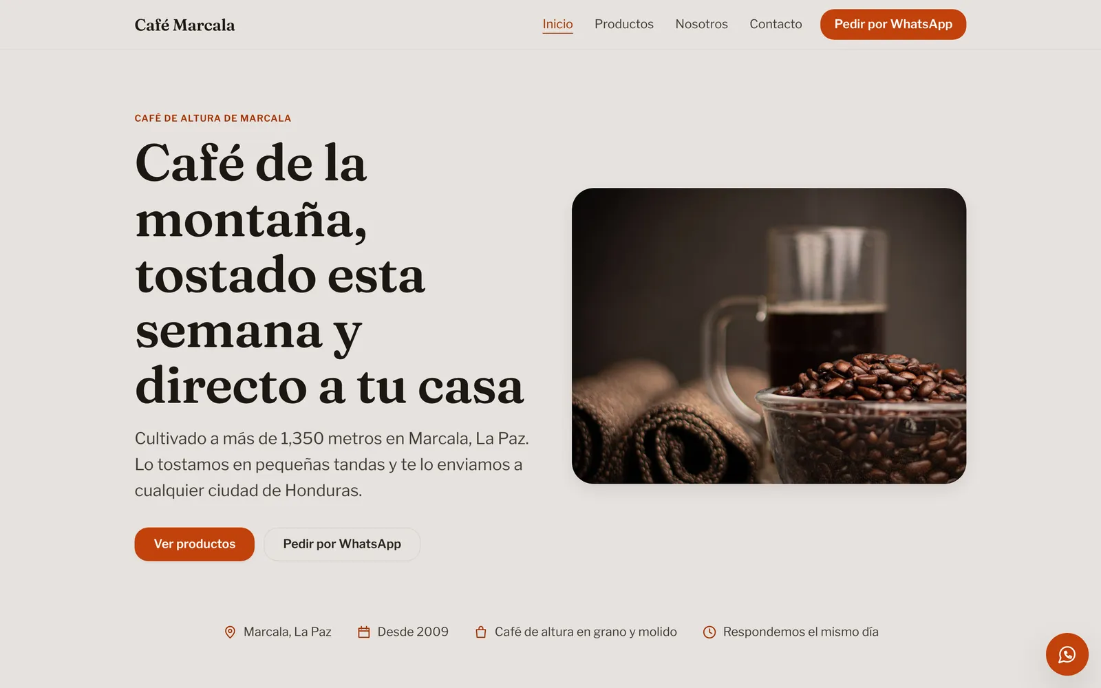 Inicio de Café Marcala: titular en serif sobre fondo tibio, granos de café tostado y botones terracota.